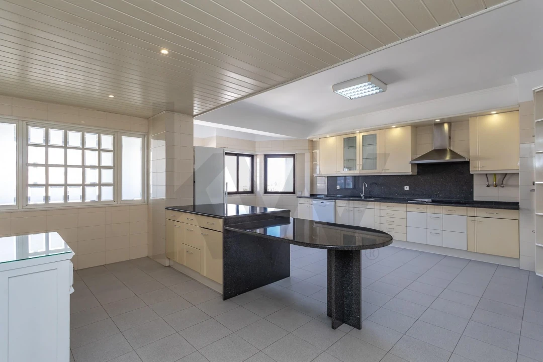 Apartamento T4 para Arrendamento em Lumiar Foto 13