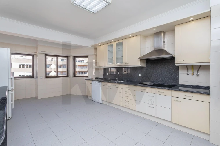 Apartamento T4 para Arrendamento em Lumiar Foto 12