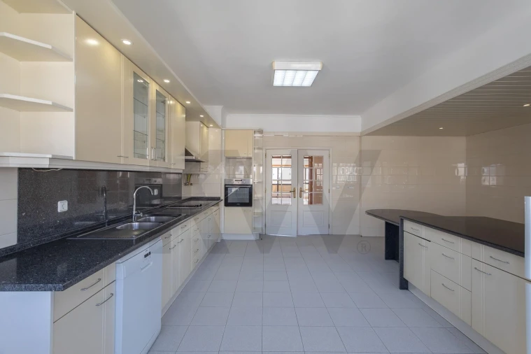 Apartamento T4 para Arrendamento em Lumiar Foto 17