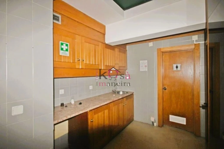 Prédio para Venda em Romeira e Várzea Foto 9