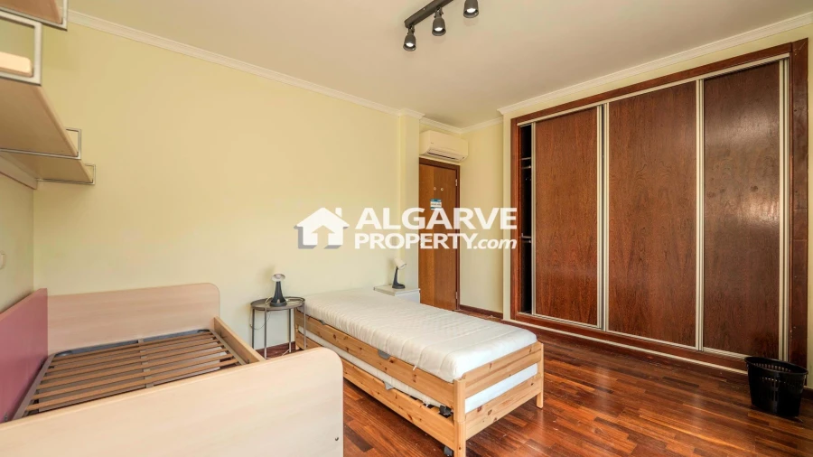 Moradia T4 para Venda em Quelfes Foto 15