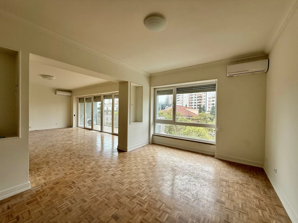 Apartamento T4 para Arrendamento em Santo António Foto 1