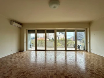 Apartamento T4 para Arrendamento em Santo António
