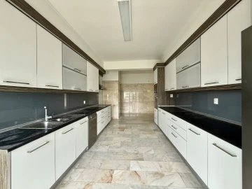 Apartamento T4 para Arrendamento em Santo António