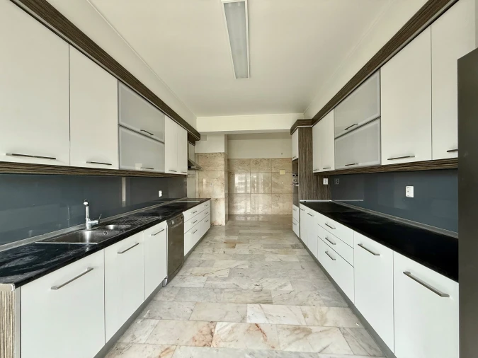 Apartamento T4 para Arrendamento em Santo António Foto 15