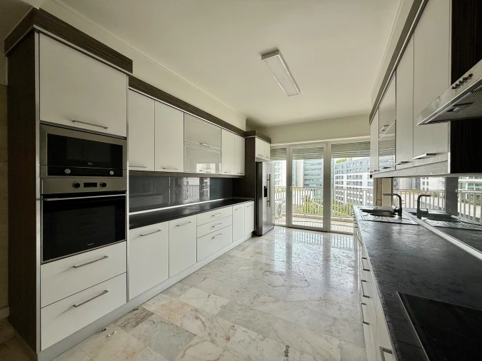 Apartamento T4 para Arrendamento em Santo António Foto 14