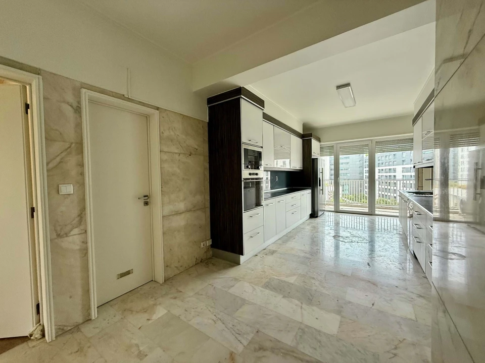 Apartamento T4 para Arrendamento em Santo António Foto 12