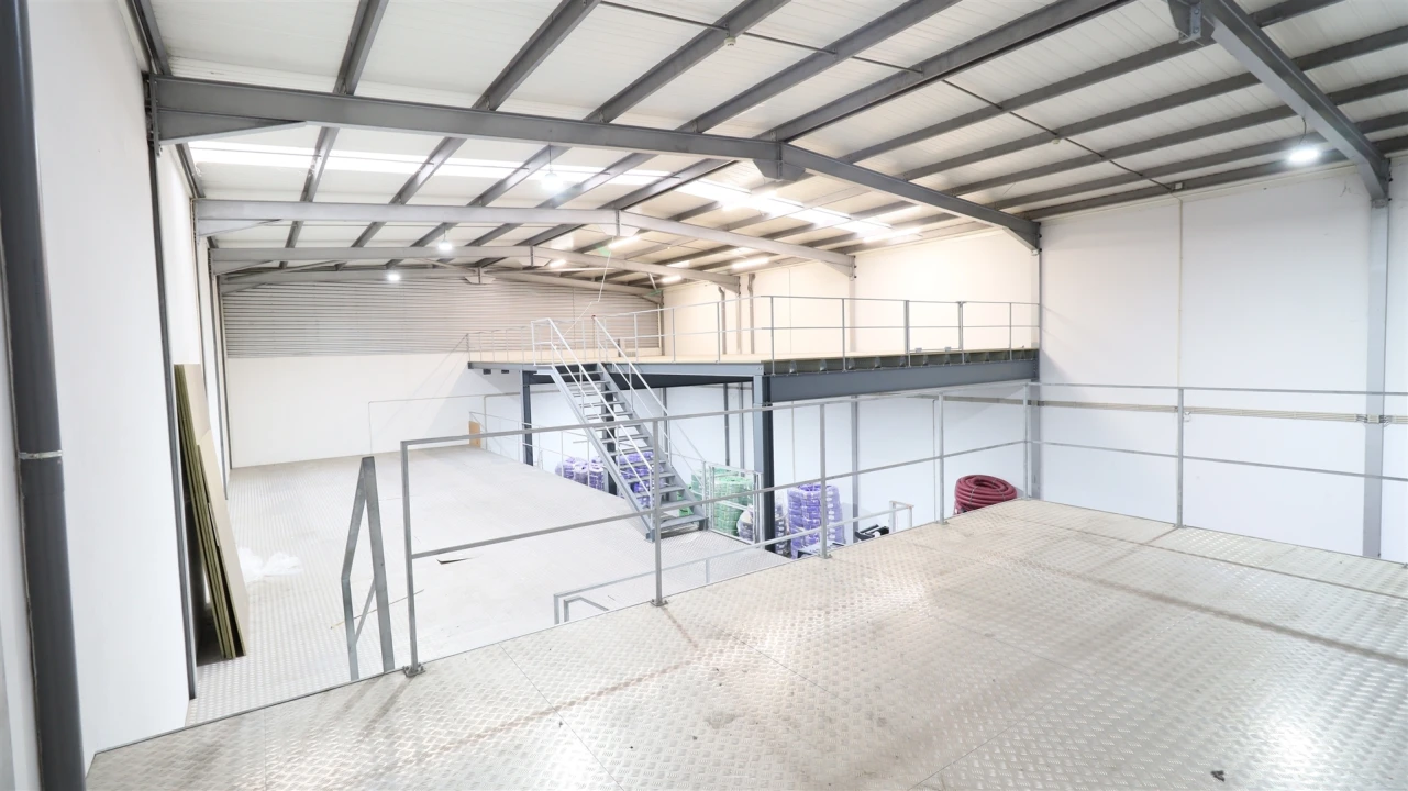 Armazém para Arrendamento em Antas e Abade de Vermoim Foto 15