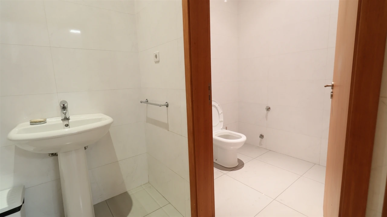 Armazém para Arrendamento em Antas e Abade de Vermoim Foto 10