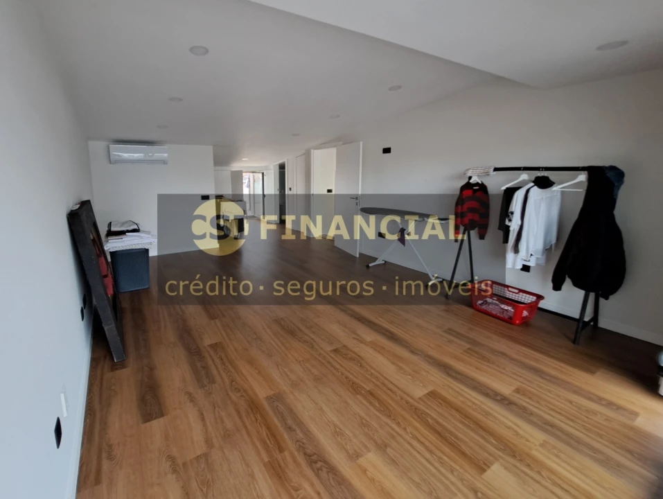 Moradia T4 para Venda em Esmoriz Foto 6