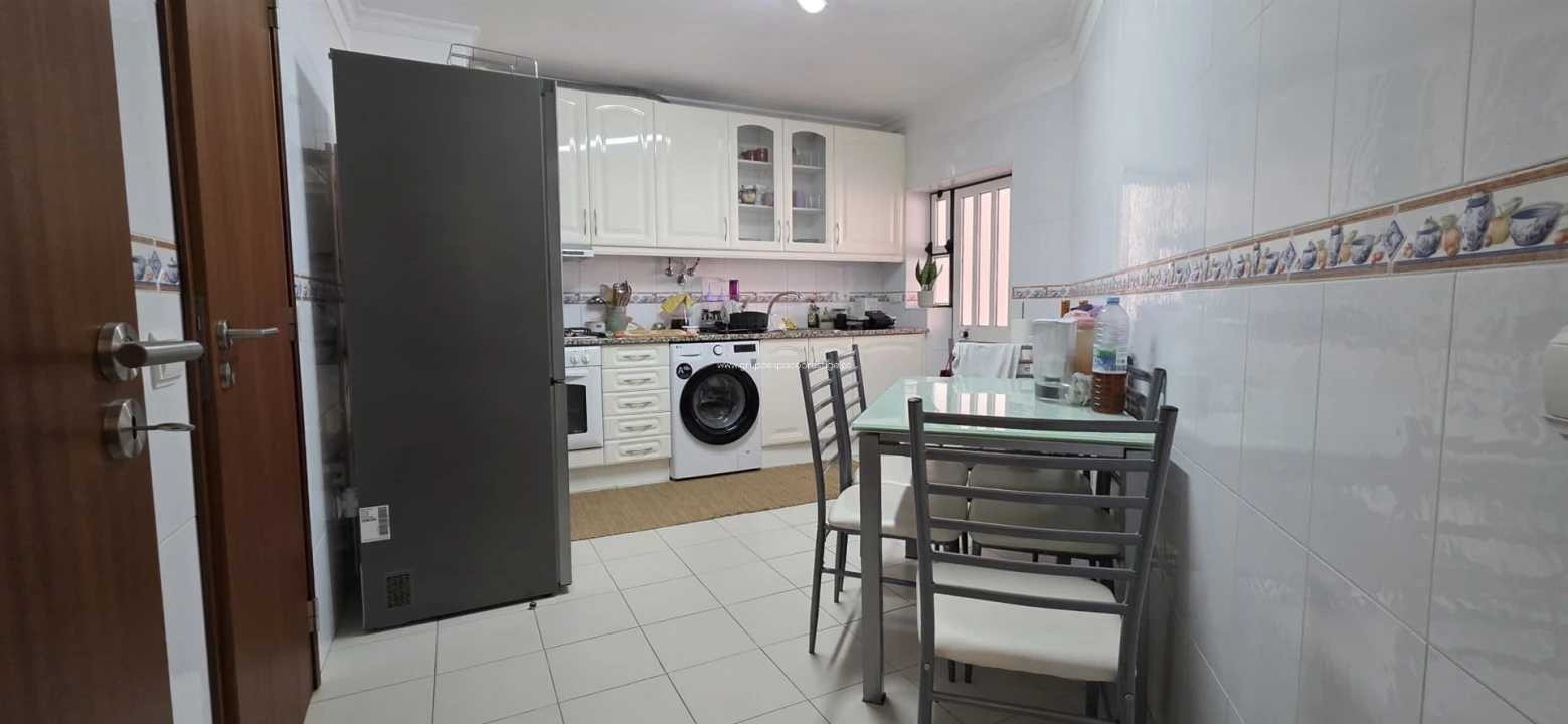Apartamento T2 para Venda em Quelfes Foto 6