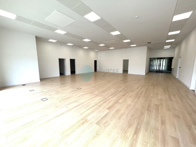 Escritório para Arrendamento em Santa Maria, São Pedro e Matacães Foto 3