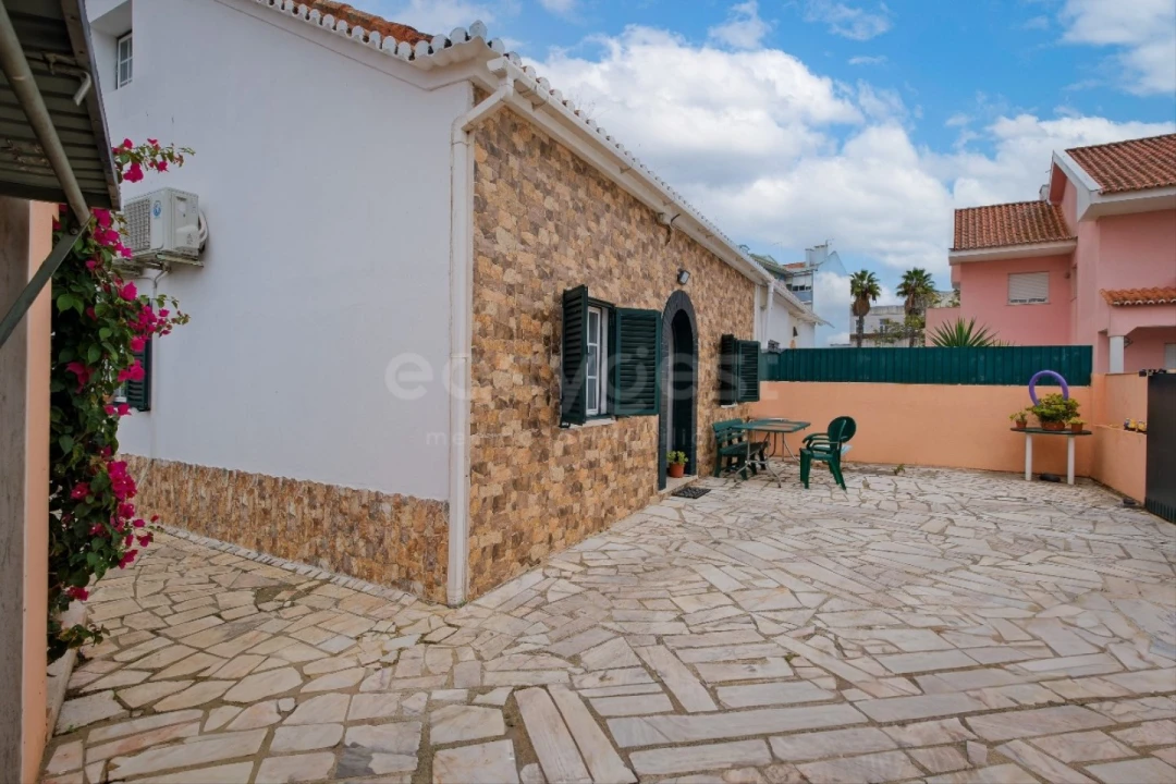 Moradia T4 para Venda em Algés, Linda-A-Velha e Cruz Quebrada-Dafundo Foto 2