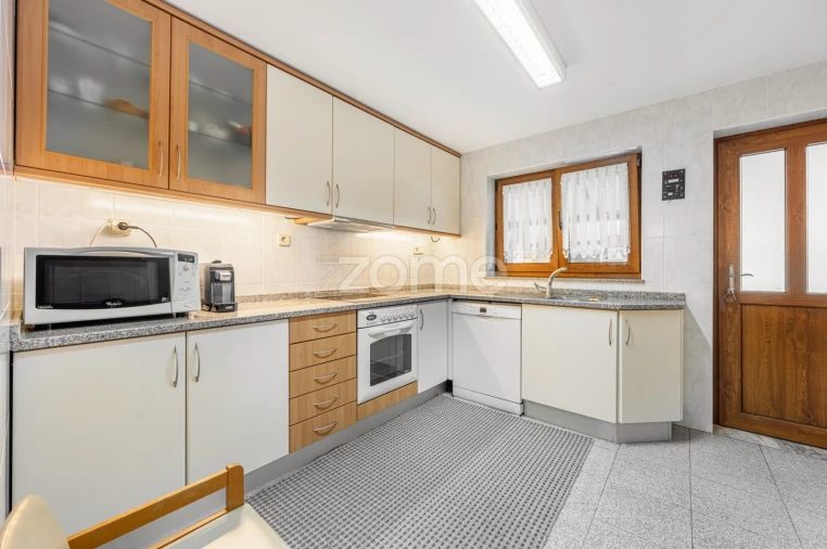 Moradia T4 para Venda em Gondarem Foto 12