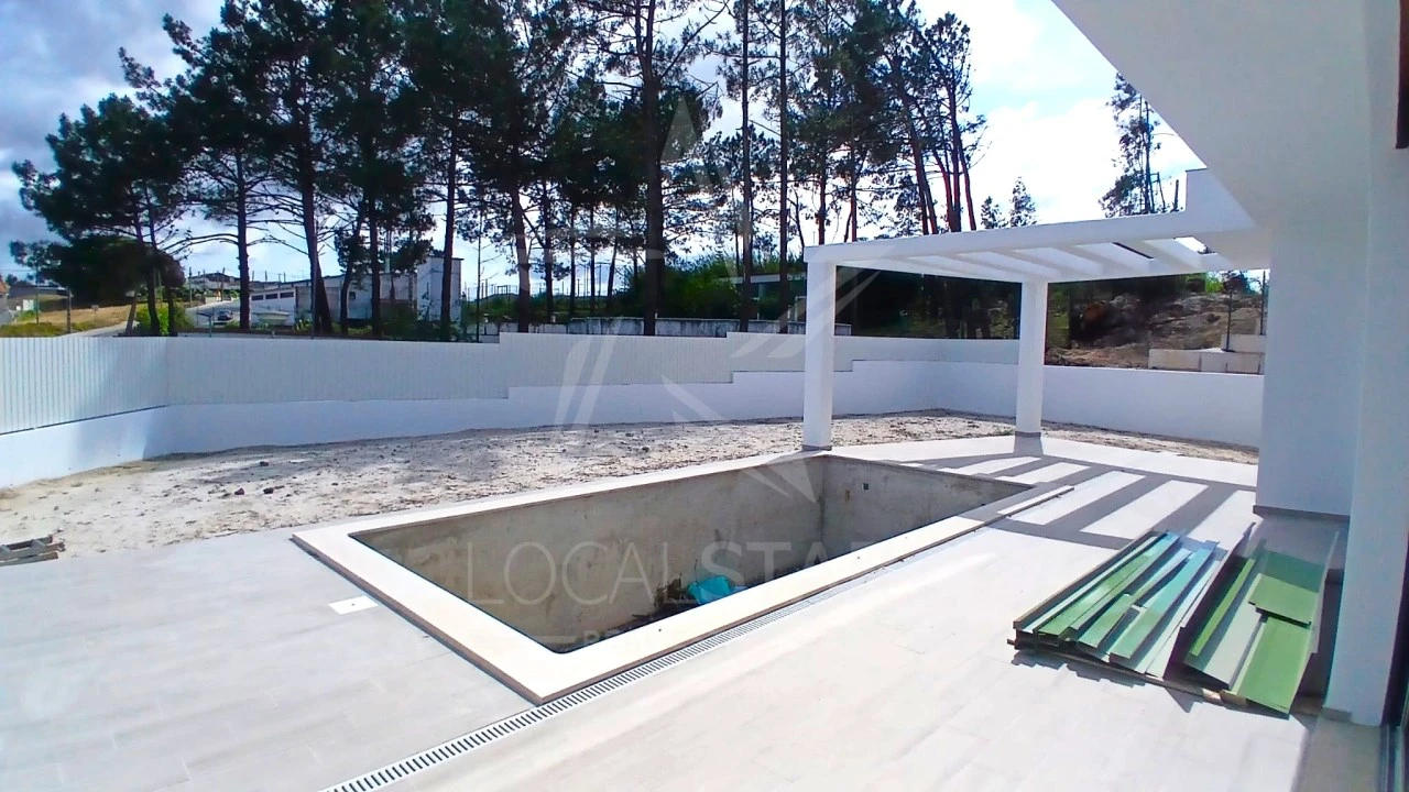 Moradia T4 para Venda em Santa Maria, São Pedro e Sobral da Lagoa Foto 15