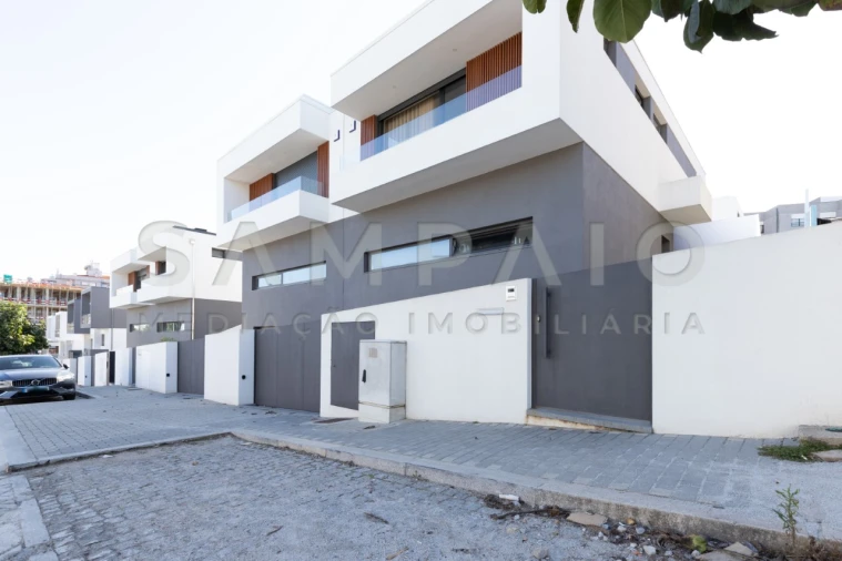 Moradia T3 para Venda em Fânzeres e São Pedro da Cova Foto 2