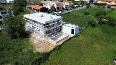 Moradia T4 para Venda em Rio de Mouro