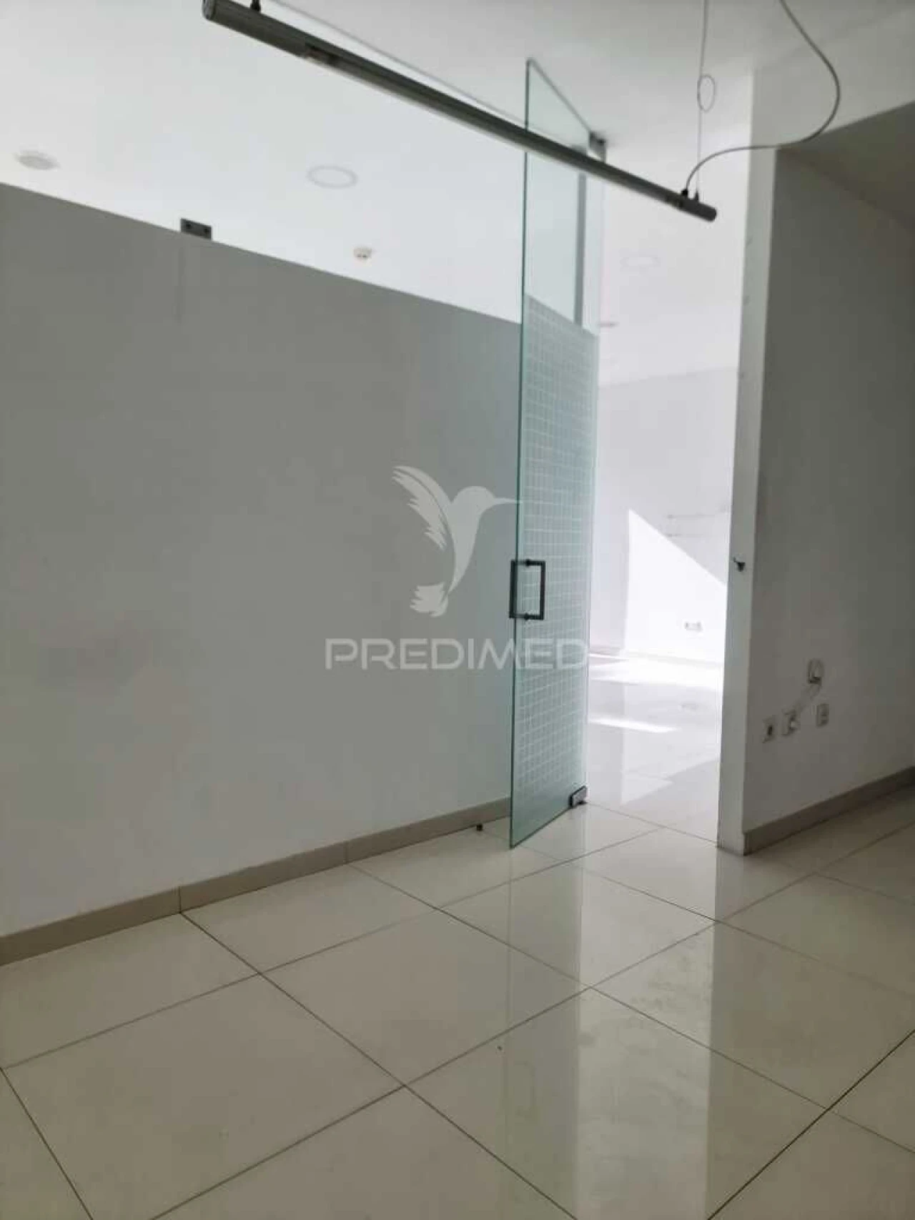 Loja para Arrendamento em Creixomil Foto 6