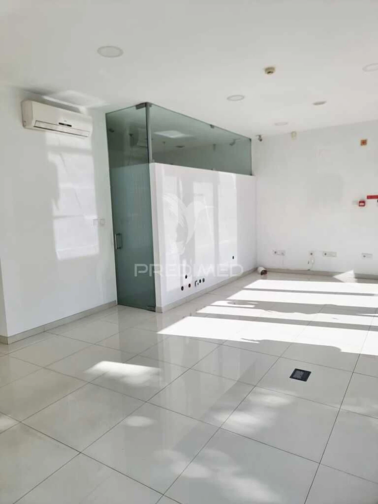 Loja para Arrendamento em Creixomil Foto 9