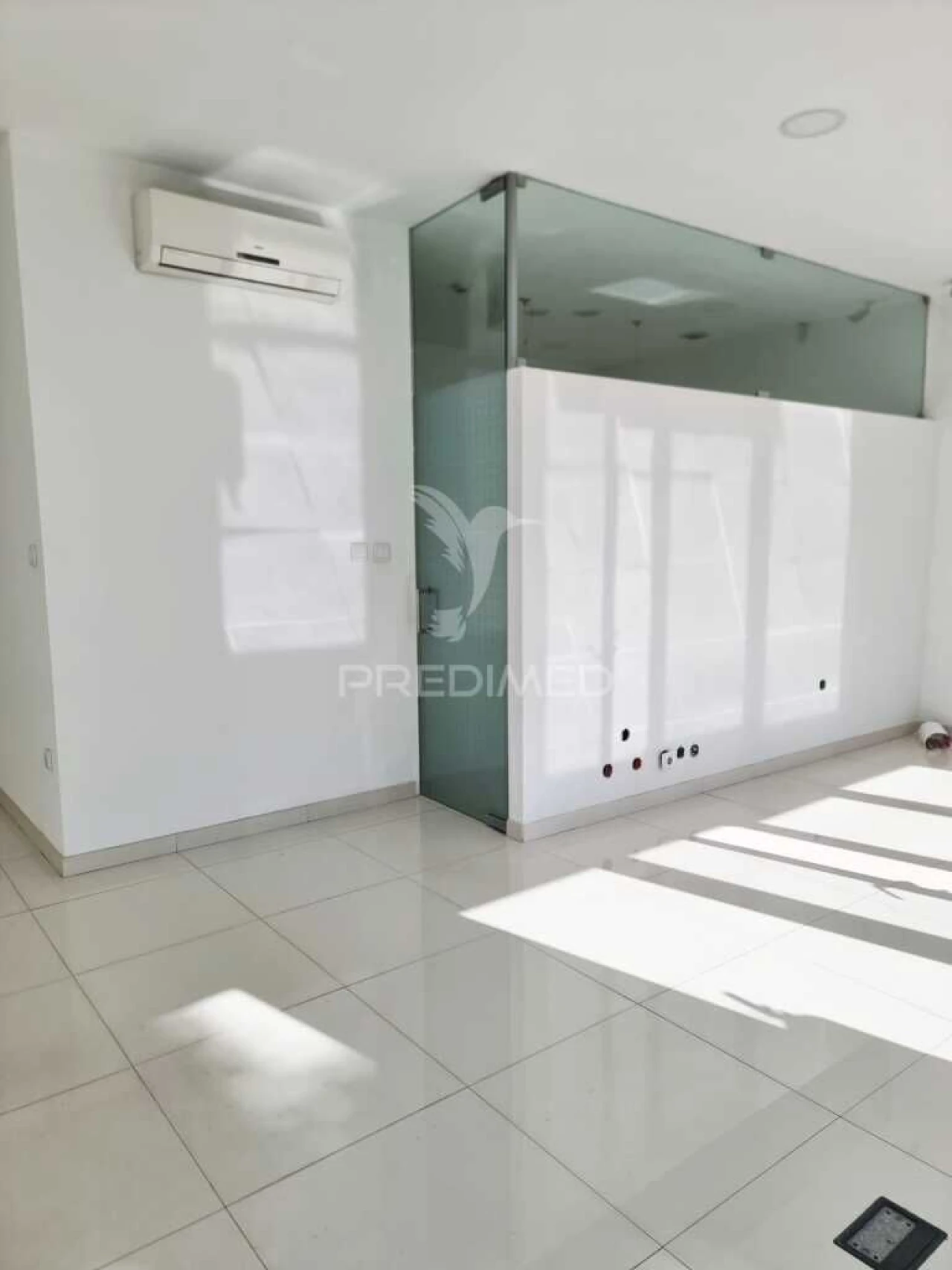 Loja para Arrendamento em Creixomil Foto 8