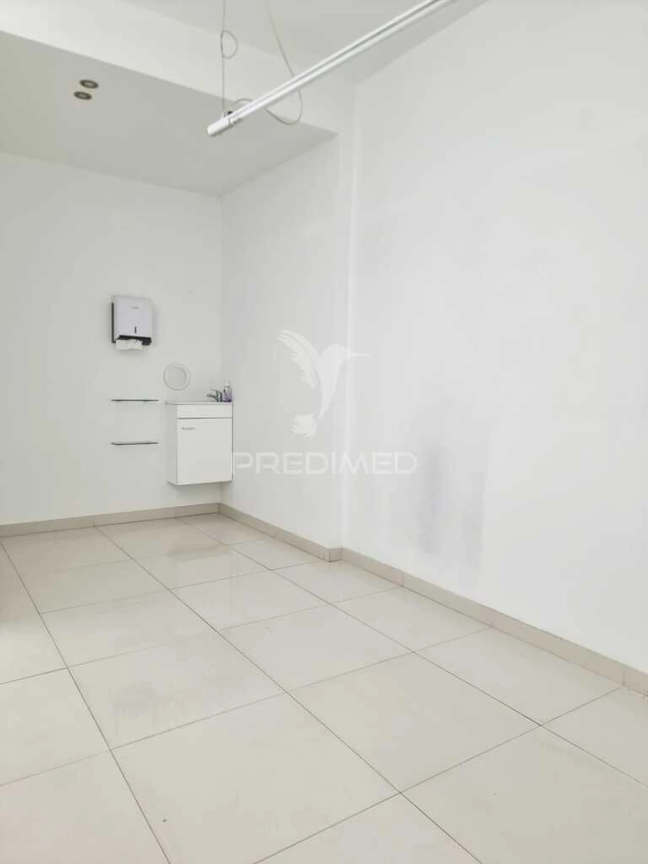 Loja para Arrendamento em Creixomil Foto 2