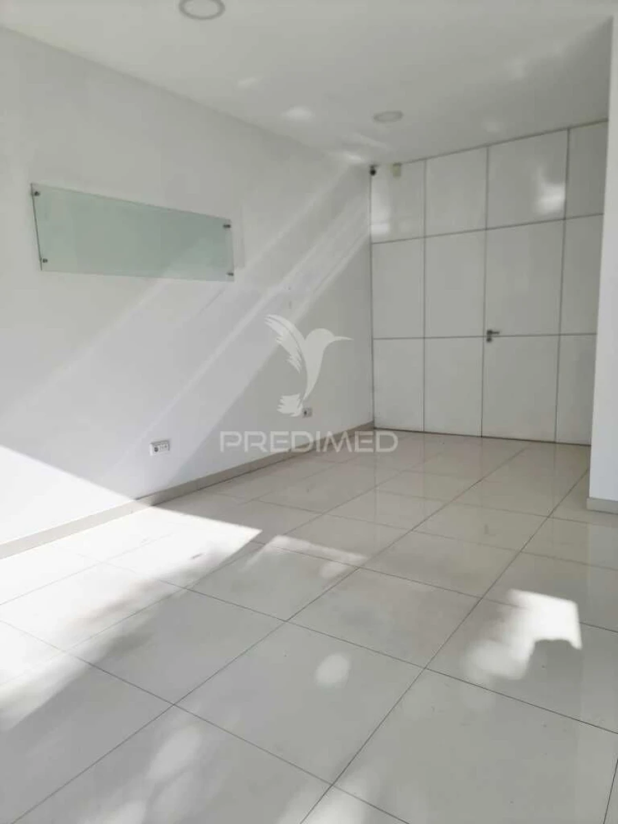 Loja para Arrendamento em Creixomil Foto 4