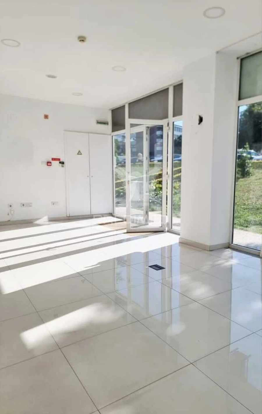 Loja para Arrendamento em Creixomil