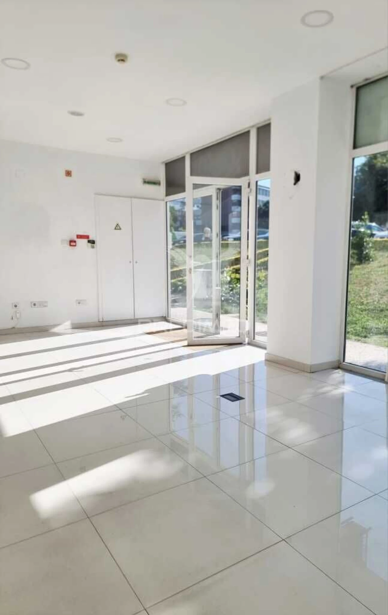 Loja para Arrendamento em Creixomil Foto 1