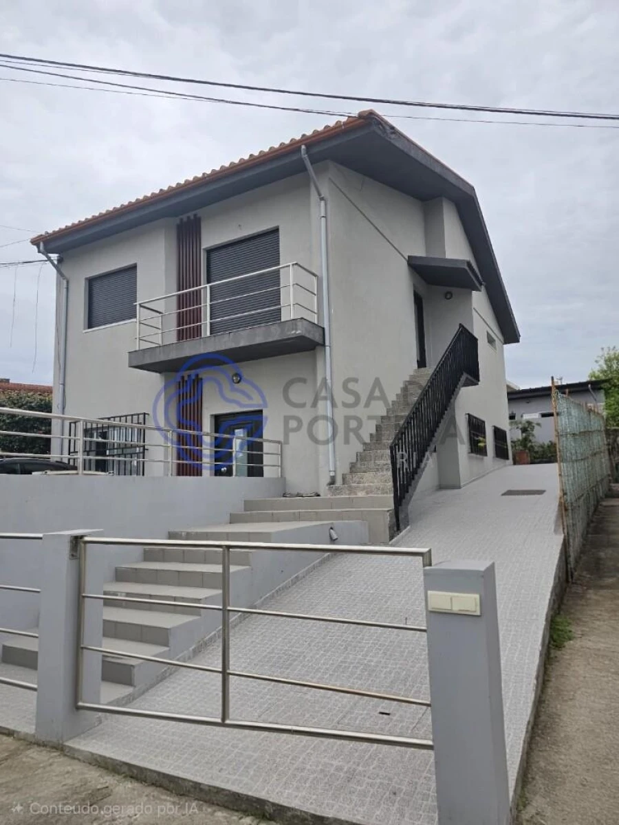 Moradia T6 para Venda em Milheiros Foto 2