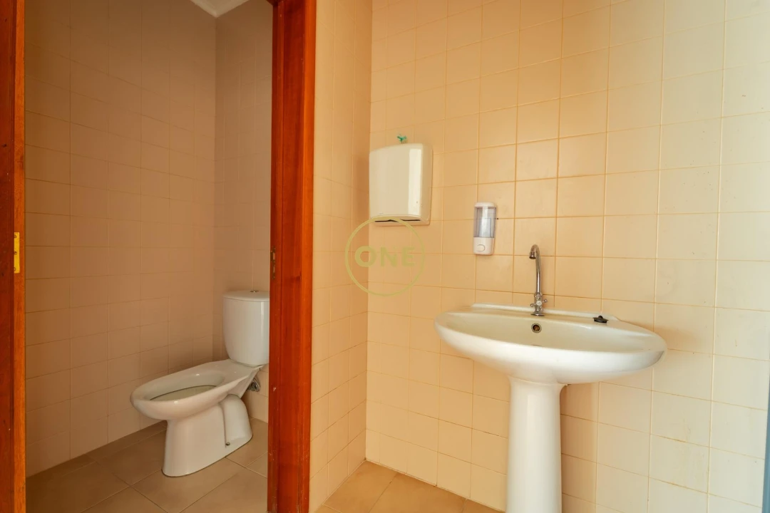 Loja para Arrendamento em Ponta Delgada (São José) Foto 9