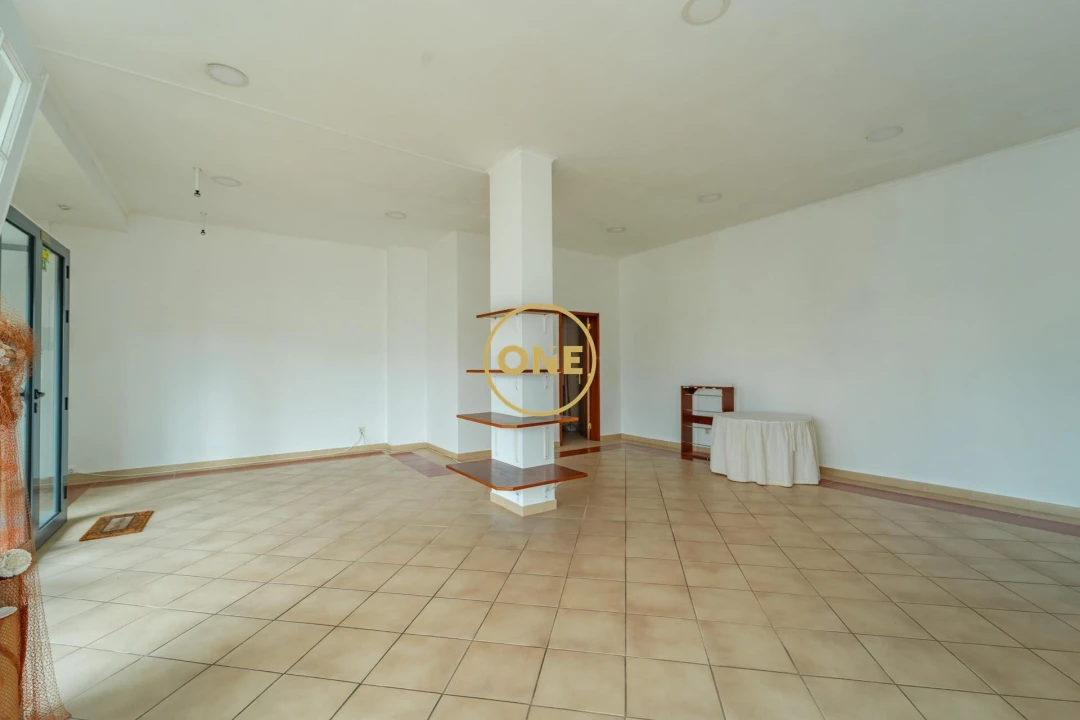 Loja para Arrendamento em Ponta Delgada (São José) Foto 3