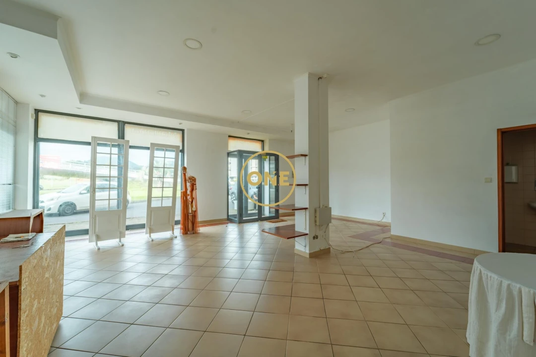 Loja para Arrendamento em Ponta Delgada (São José) Foto 8