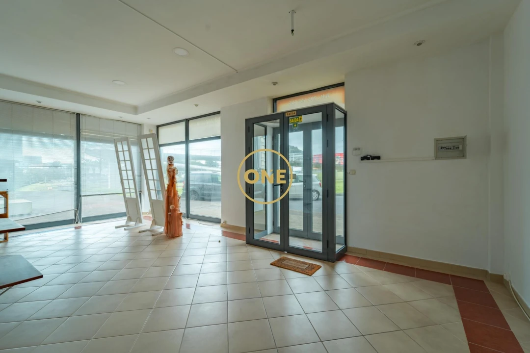 Loja para Arrendamento em Ponta Delgada (São José) Foto 5