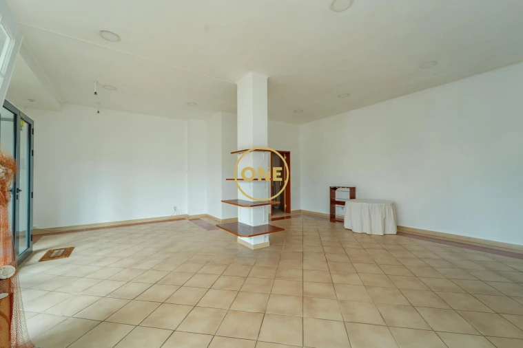 Loja para Arrendamento em Ponta Delgada (São José) Foto 3