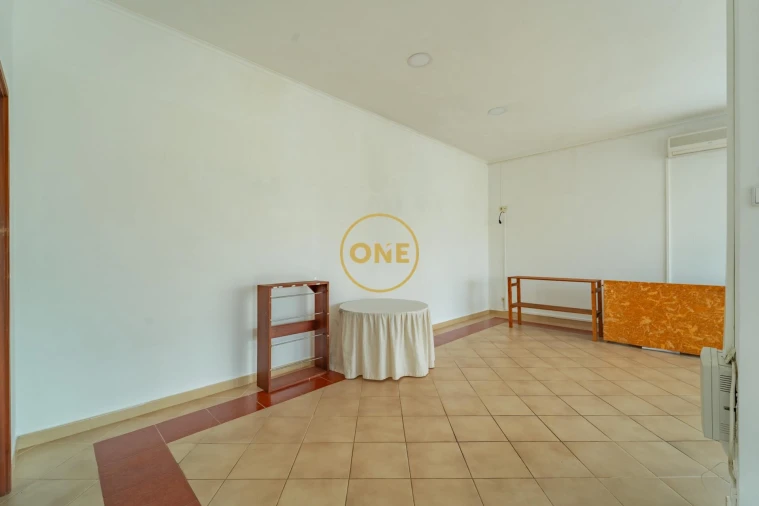 Loja para Arrendamento em Ponta Delgada (São José) Foto 7