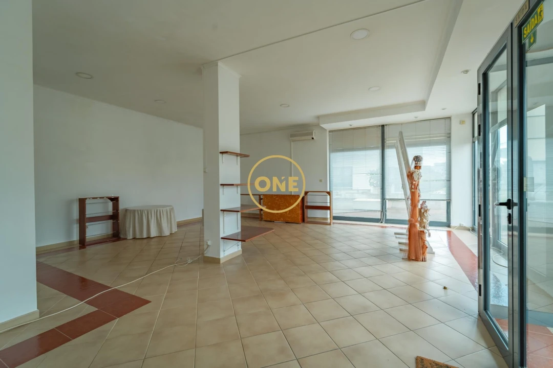 Loja para Arrendamento em Ponta Delgada (São José) Foto 4