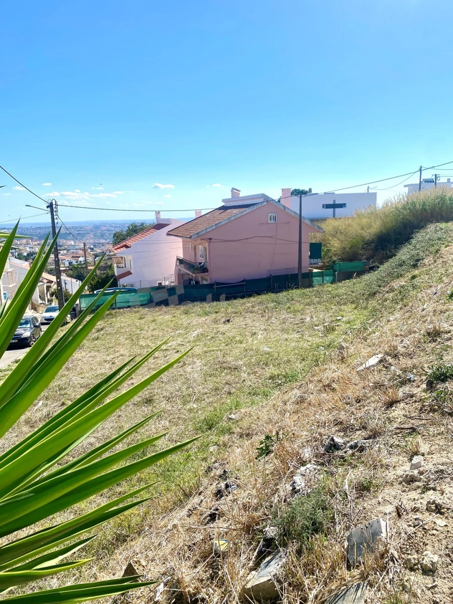 Terreno para Venda em Odivelas
