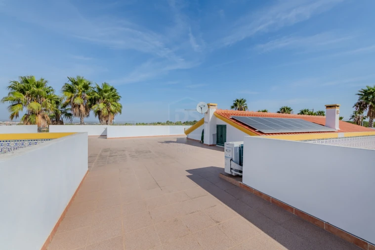 Moradia T5 para Venda em Guia Foto 49