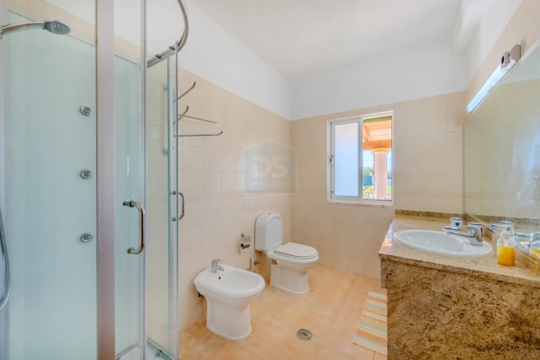 Moradia T5 para Venda em Guia Foto 16