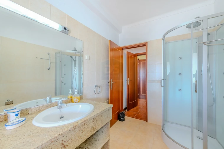 Moradia T5 para Venda em Guia Foto 17