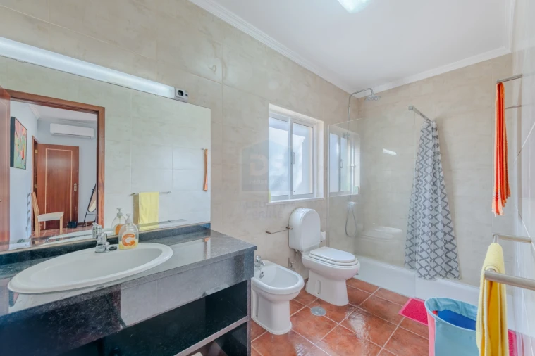 Moradia T5 para Venda em Guia Foto 30