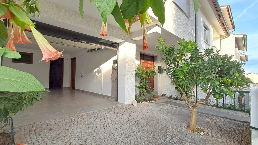 Moradia T4 para Arrendamento em Repeses e São Salvador