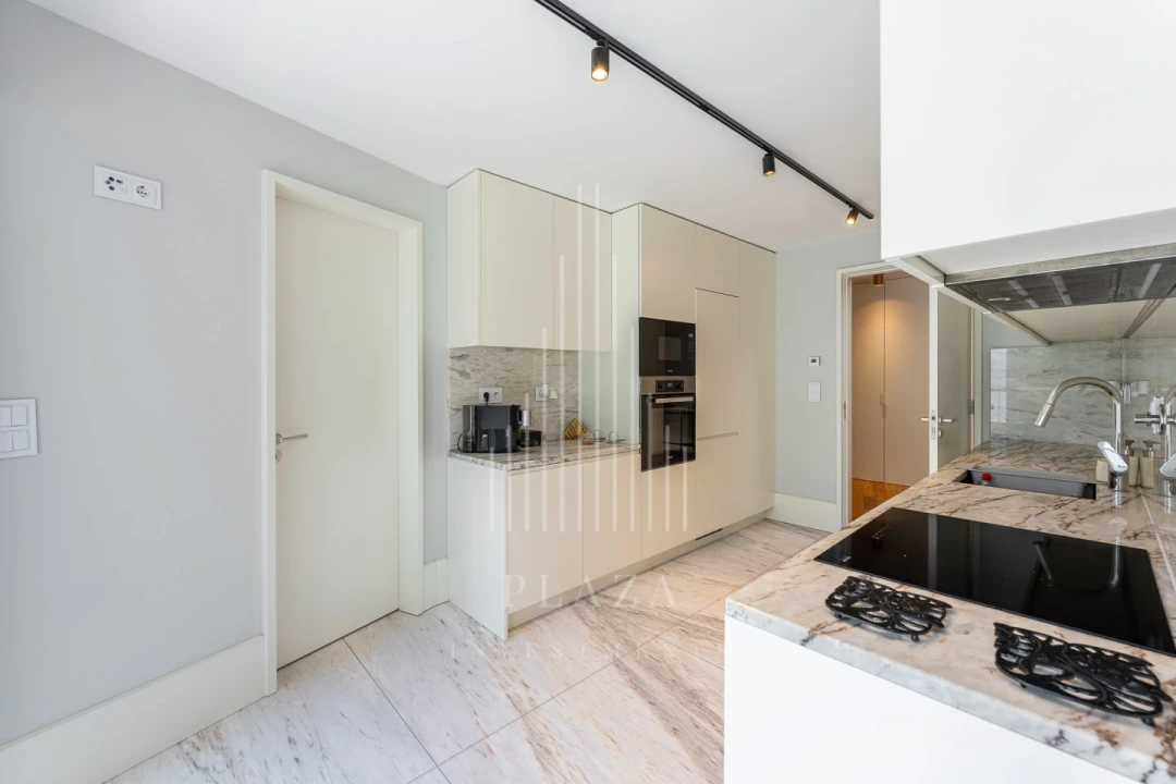 Apartamento T4 para Venda em Lordelo do Ouro e Massarelos Foto 8