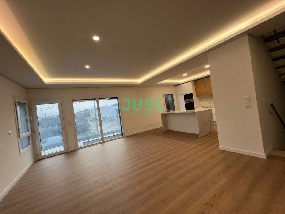 Moradia T4 para Venda em Laranjeiro e Feijó Foto 4