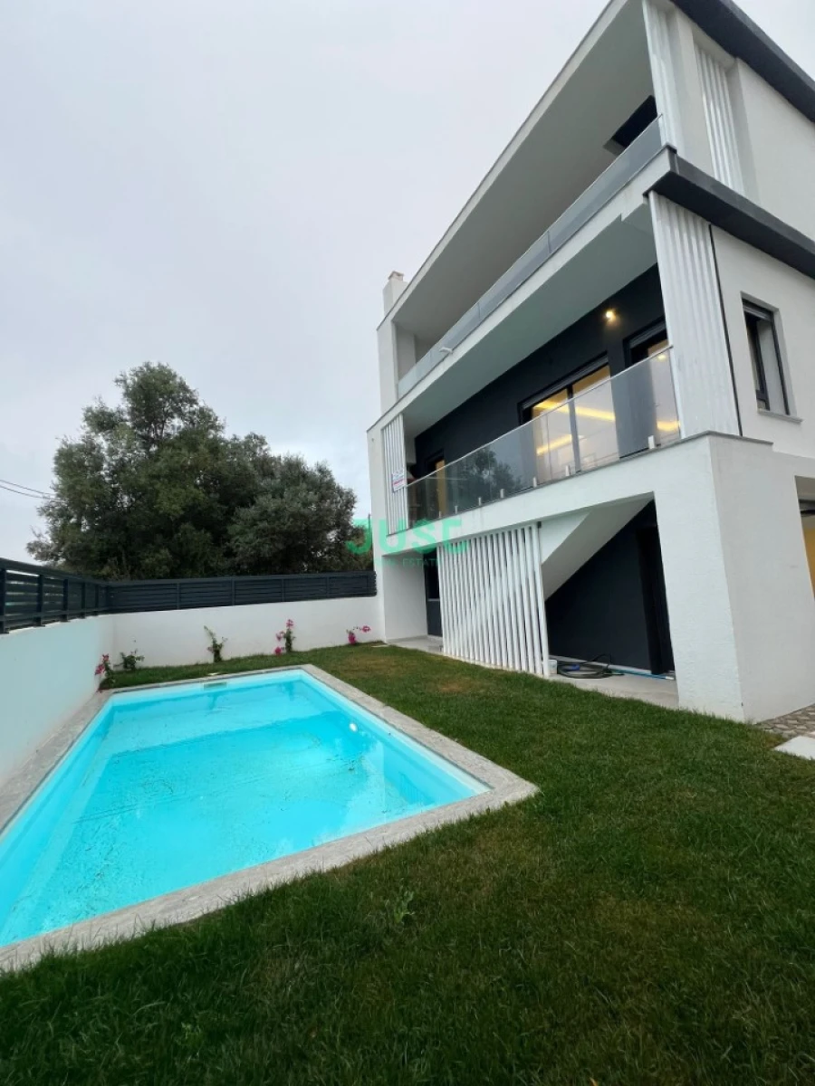 Moradia T4 para Venda em Laranjeiro e Feijó Foto 2