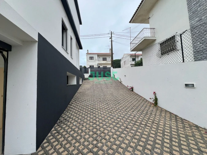 Moradia T4 para Venda em Laranjeiro e Feijó Foto 3