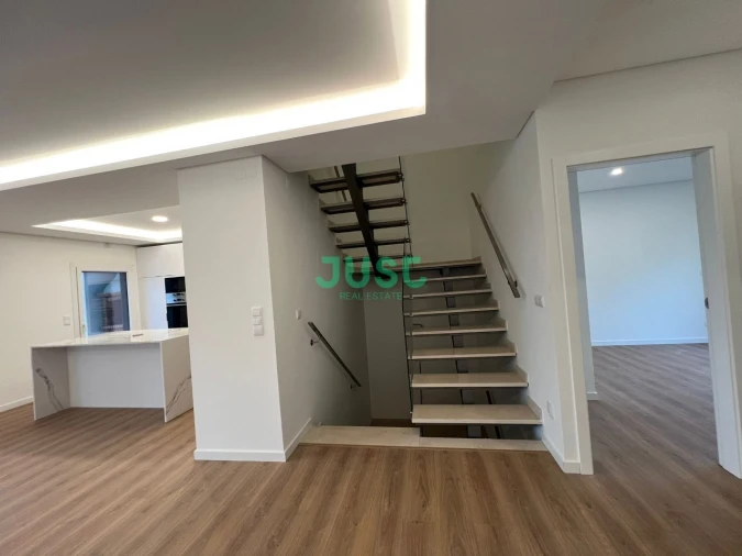 Moradia T4 para Venda em Laranjeiro e Feijó Foto 9