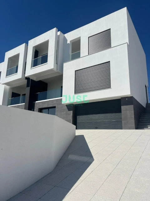 Moradia T4 para Venda em Corroios