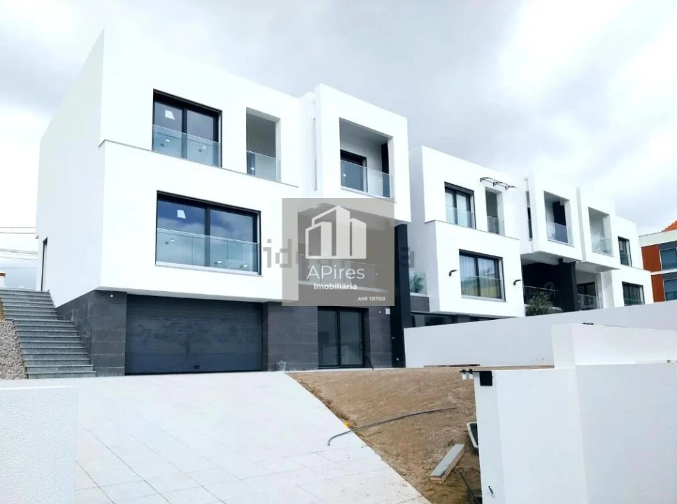 Moradia T4 para Venda em Corroios Foto 1