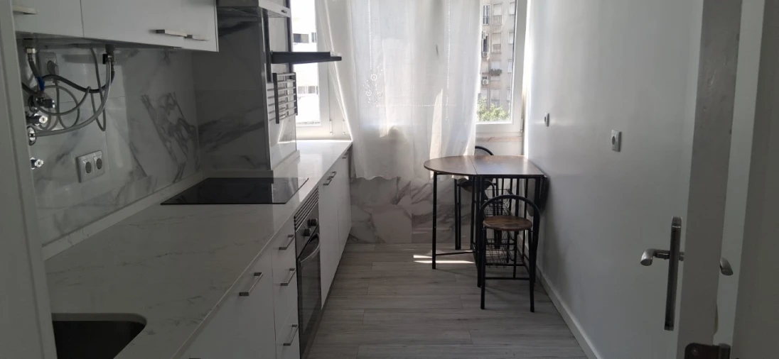 Apartamento T3 para Arrendamento em Alvalade Foto 4